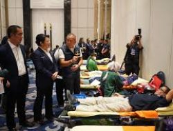 Peringati HUT ke-14, NasDem Toraja Utara Beri Bantuan Ambulans dan Donor Darah