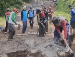 Diinisiasi Gereja, Warga Garassik dan Gandangbatu Swadaya Perbaiki Jalan Poros Salubarani–Ta’pan Kila’