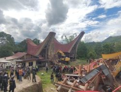 Menegangkan! Eksekusi Rumah Adat di Tana Toraja Diwarnai Lemparan Batu dan Gas Air Mata